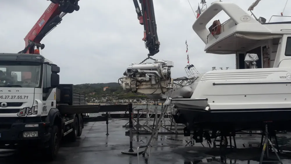 Dépose d'un moteur du bateau